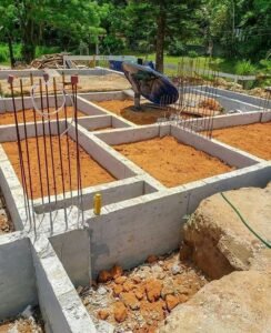 Remoção de entulho na fundação da obra